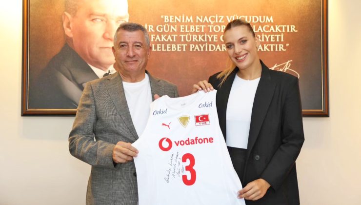 Güzelbahçeli milli voleybolcu Cansu Özbay’dan Başkan Günay’a ziyaret