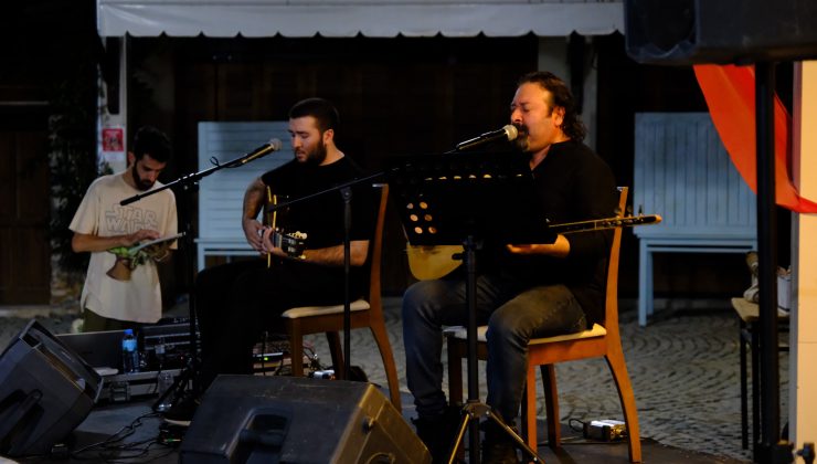 Narlıdere’de müziğin yankısı: Soner Bektaş konserine büyük ilgi