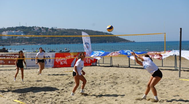 Gençler Zafer Turnuvası Plaj Voleybolu kategorisinde hem yarıştı hem de keyifli vakit geçirdi