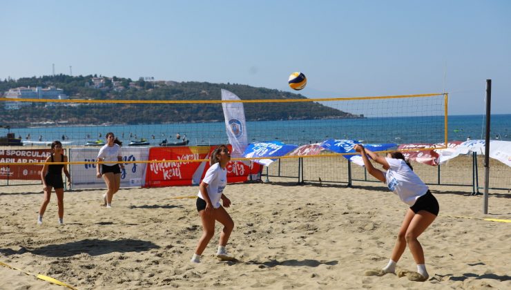 Gençler Zafer Turnuvası Plaj Voleybolu kategorisinde hem yarıştı hem de keyifli vakit geçirdi