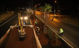 Gece çalışmalarıyla Güzelbahçe’de Seferihisar yolu düzenleniyor