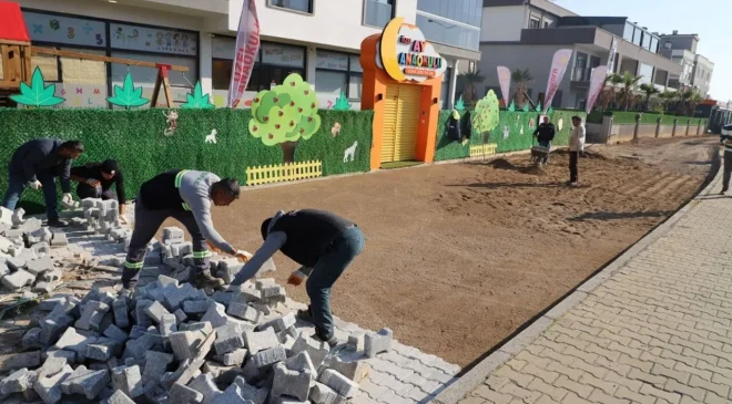 İzmir Menderes’in yolları yenileniyor: Barbaros Mahallesi’nde yeni parke taşları döşeniyor